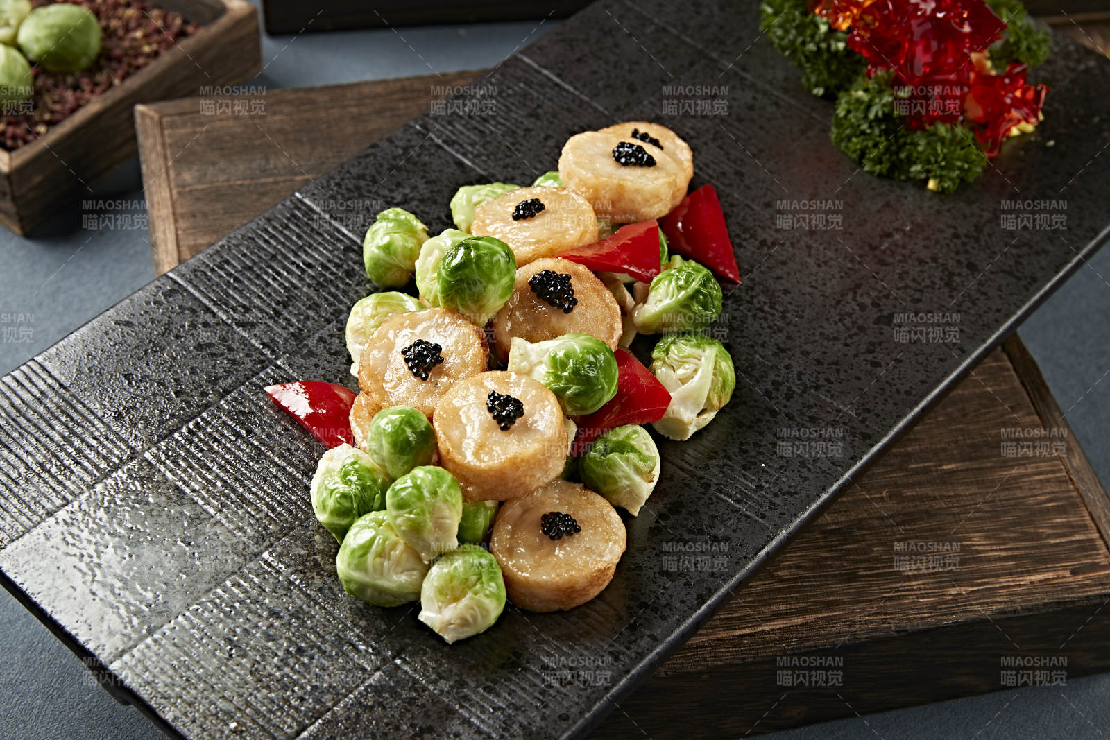 迷你甘蓝煎带子配鱼子酱