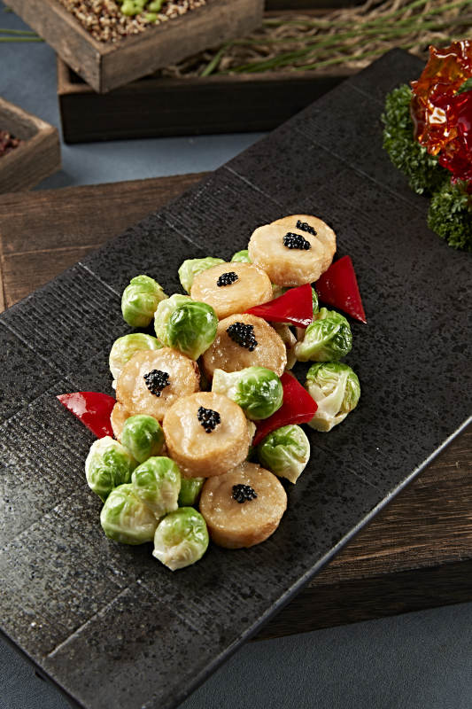 迷你甘蓝煎带子配鱼子酱