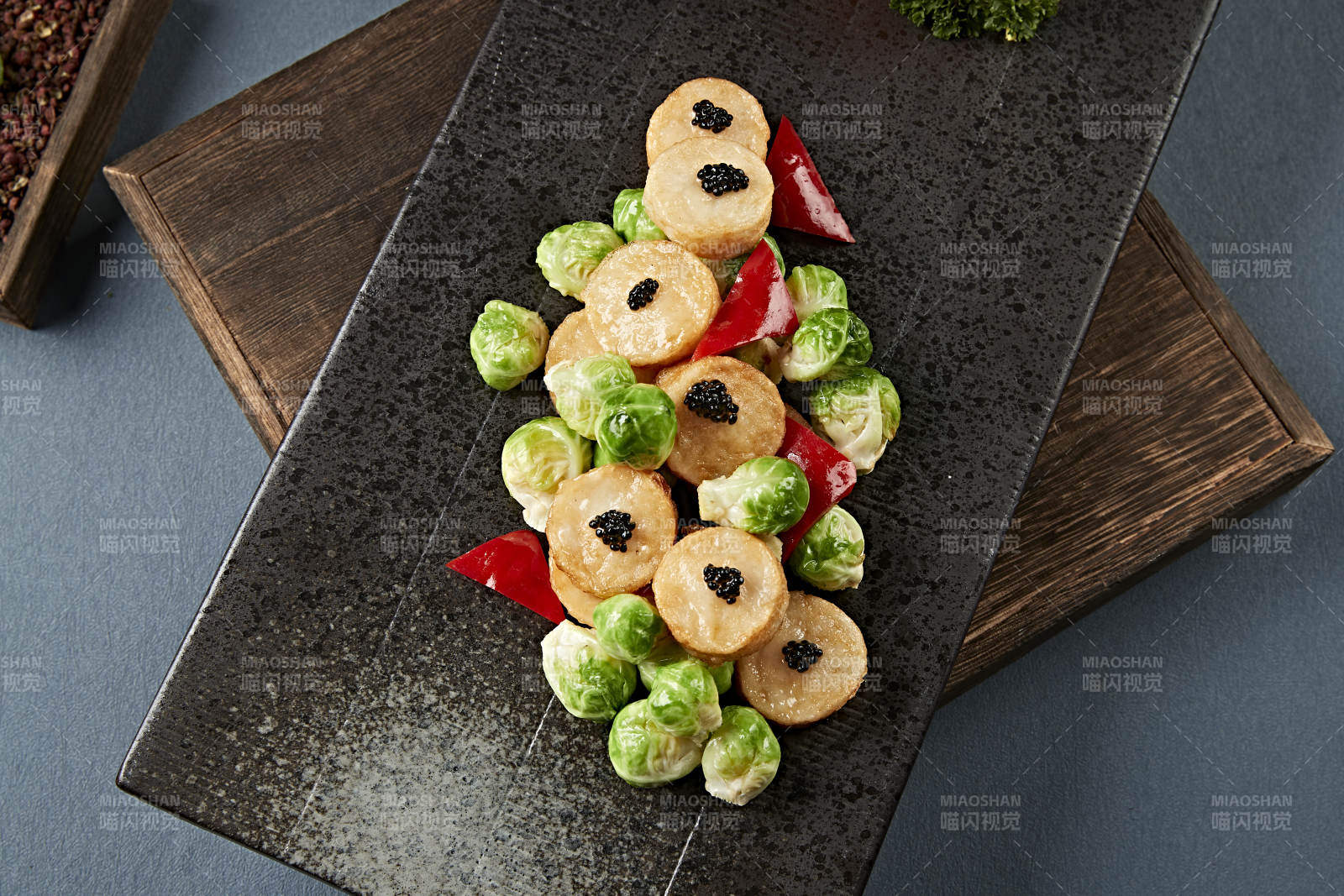 迷你甘蓝煎带子配鱼子酱