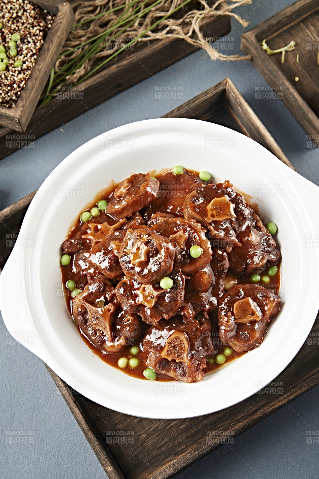 美味醬香紅燒牛尾骨