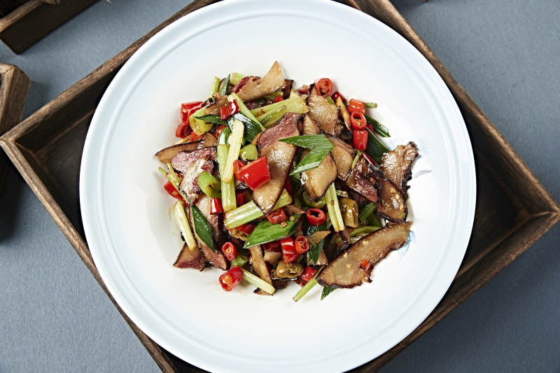 米椒蒜苗炒湘味腊肉片