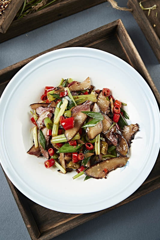 米椒蒜苗炒湘味腊肉片