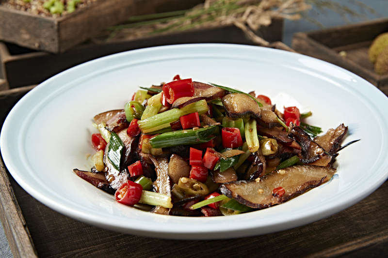 米椒蒜苗炒湘味腊肉片