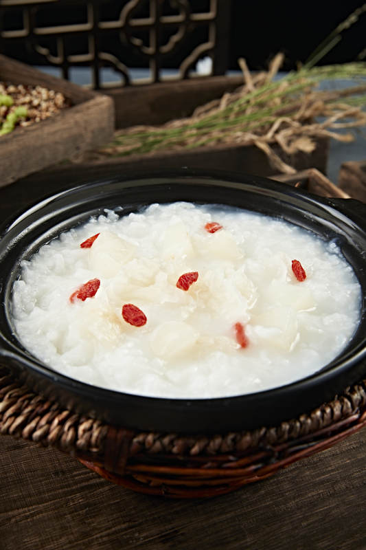 砂锅生滚银耳枸杞粥