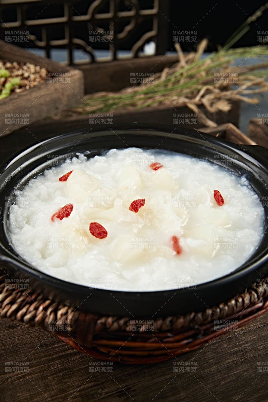 砂锅生滚银耳枸杞粥