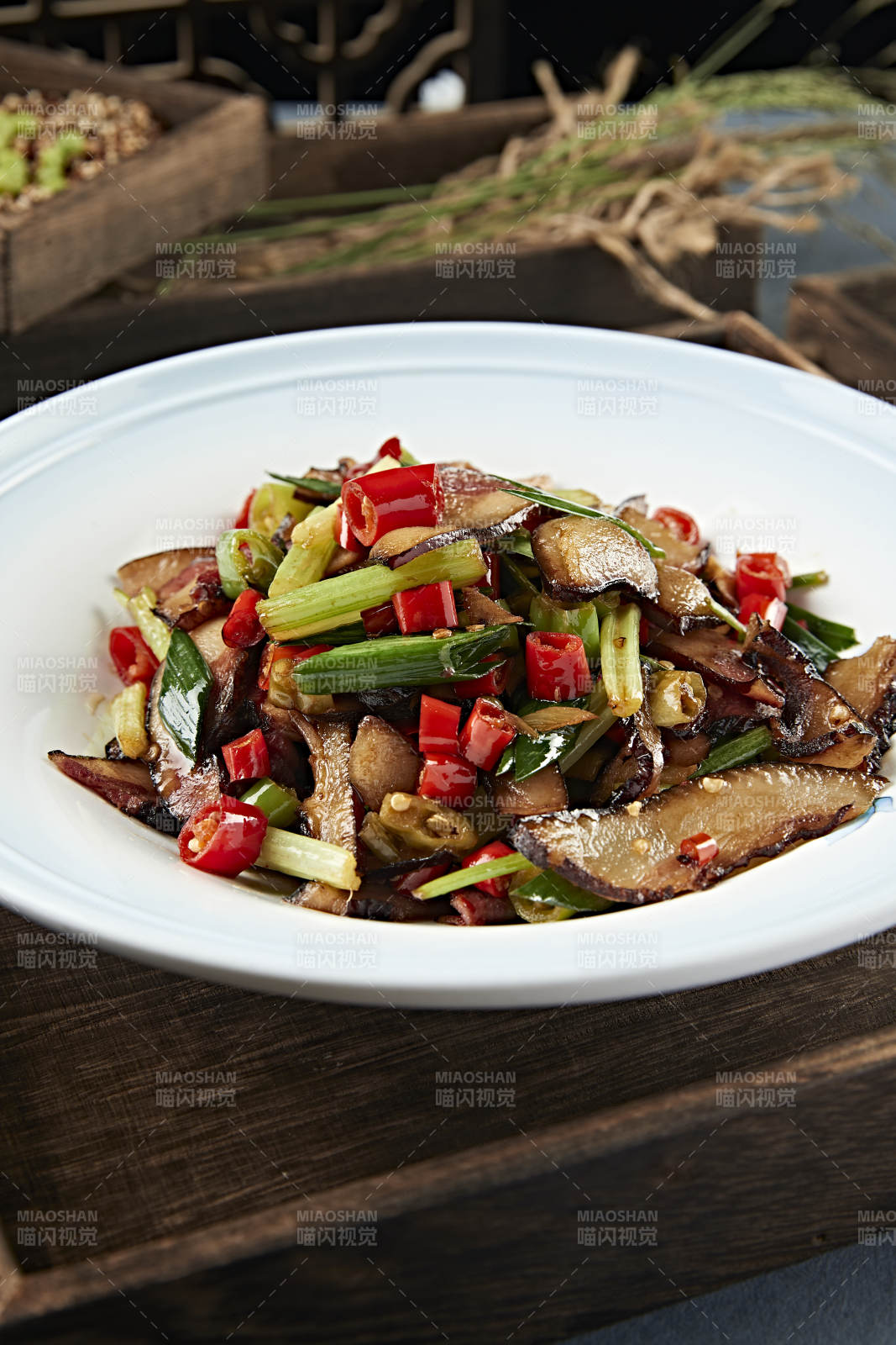 米椒蒜苗炒湘味腊肉片