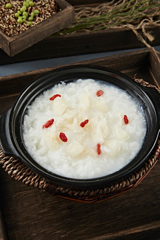 砂锅生滚银耳枸杞粥