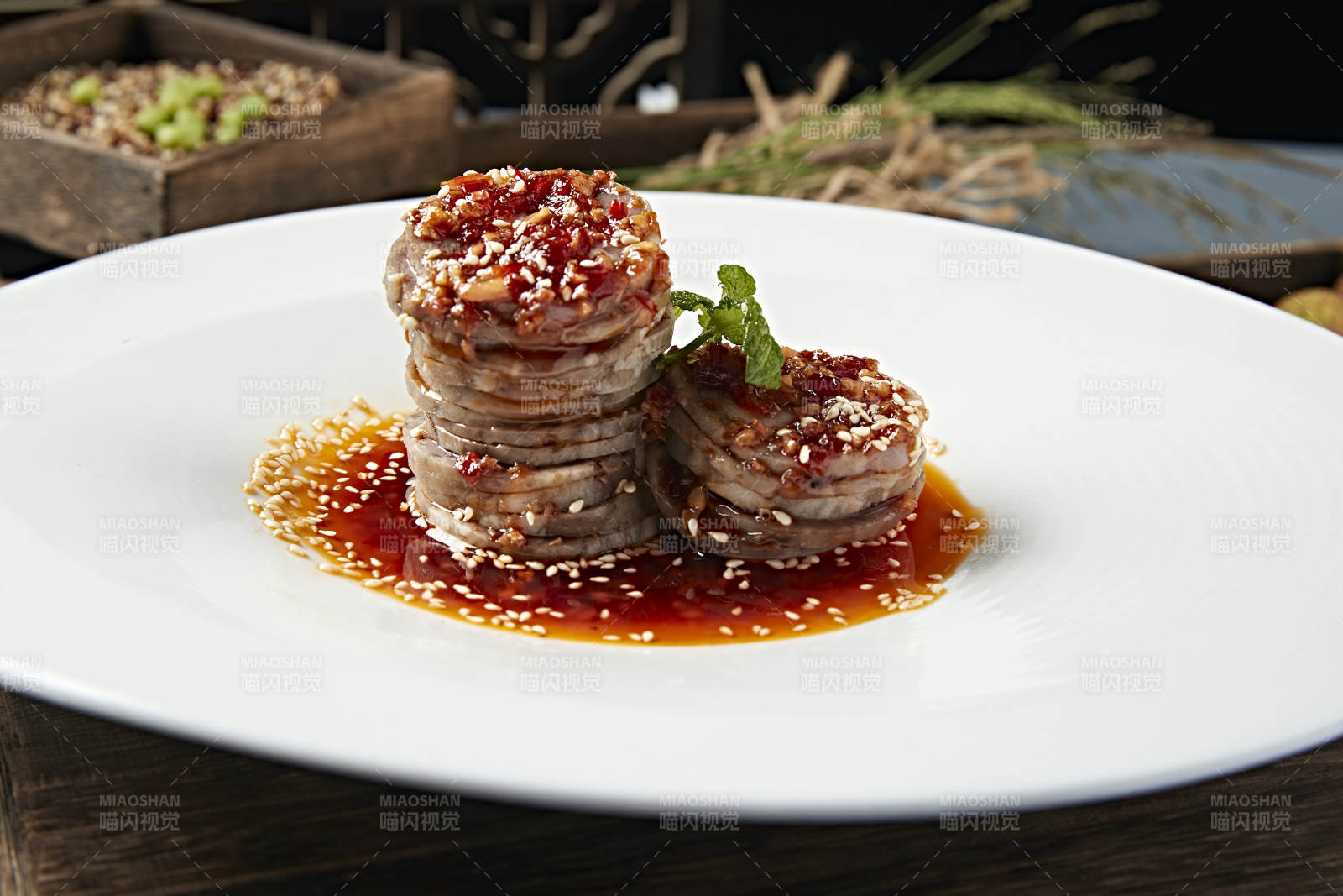 精美凉菜红油辣酱肘花切片-摄影图