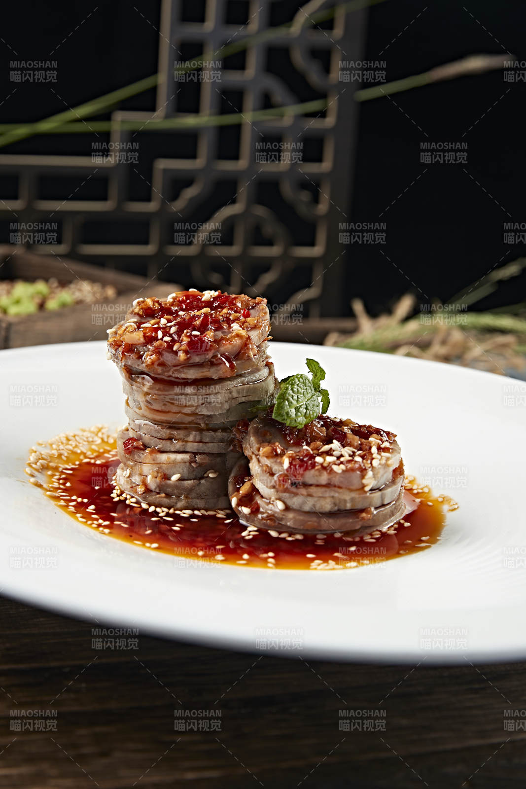 精美凉菜红油辣酱肘花切片-摄影图