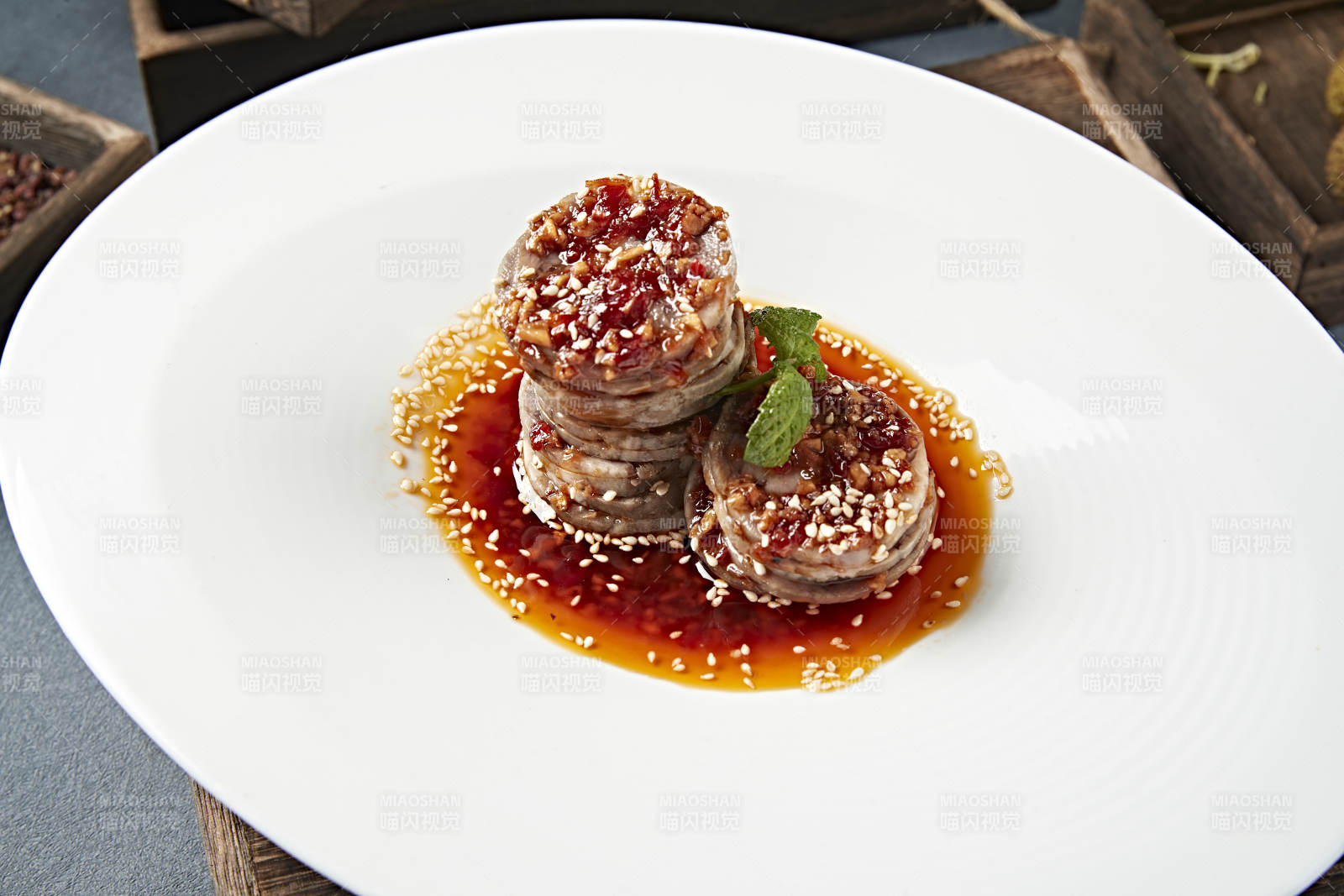 精美凉菜红油辣酱肘花切片-摄影图