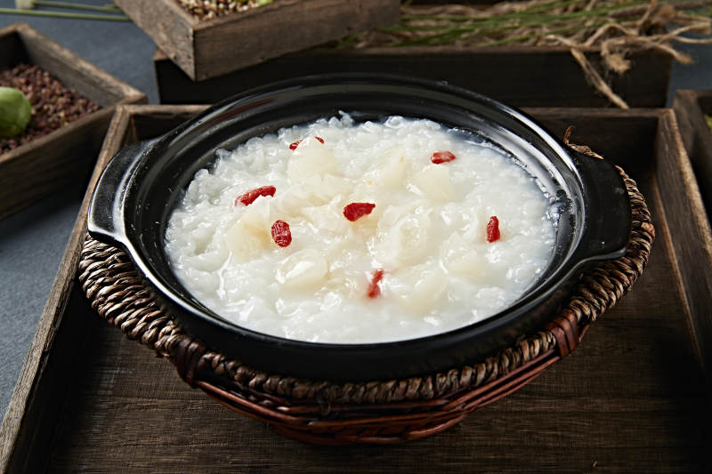 砂锅生滚银耳枸杞粥
