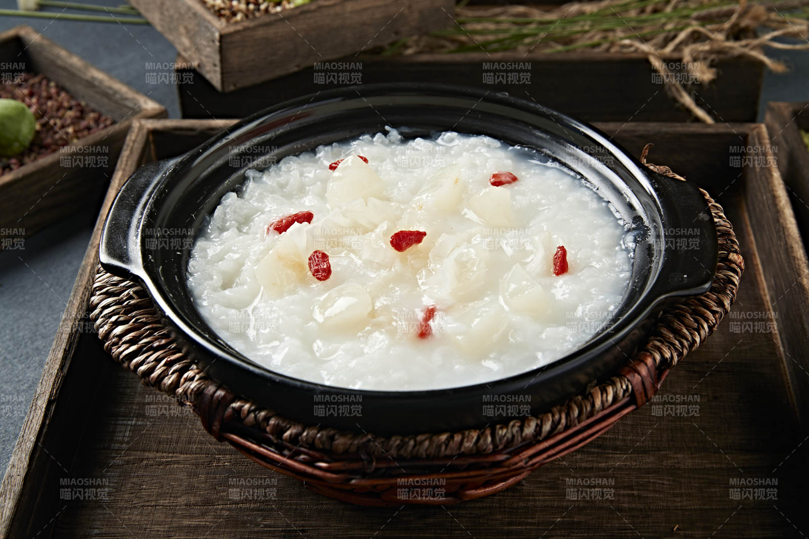 砂锅生滚银耳枸杞粥