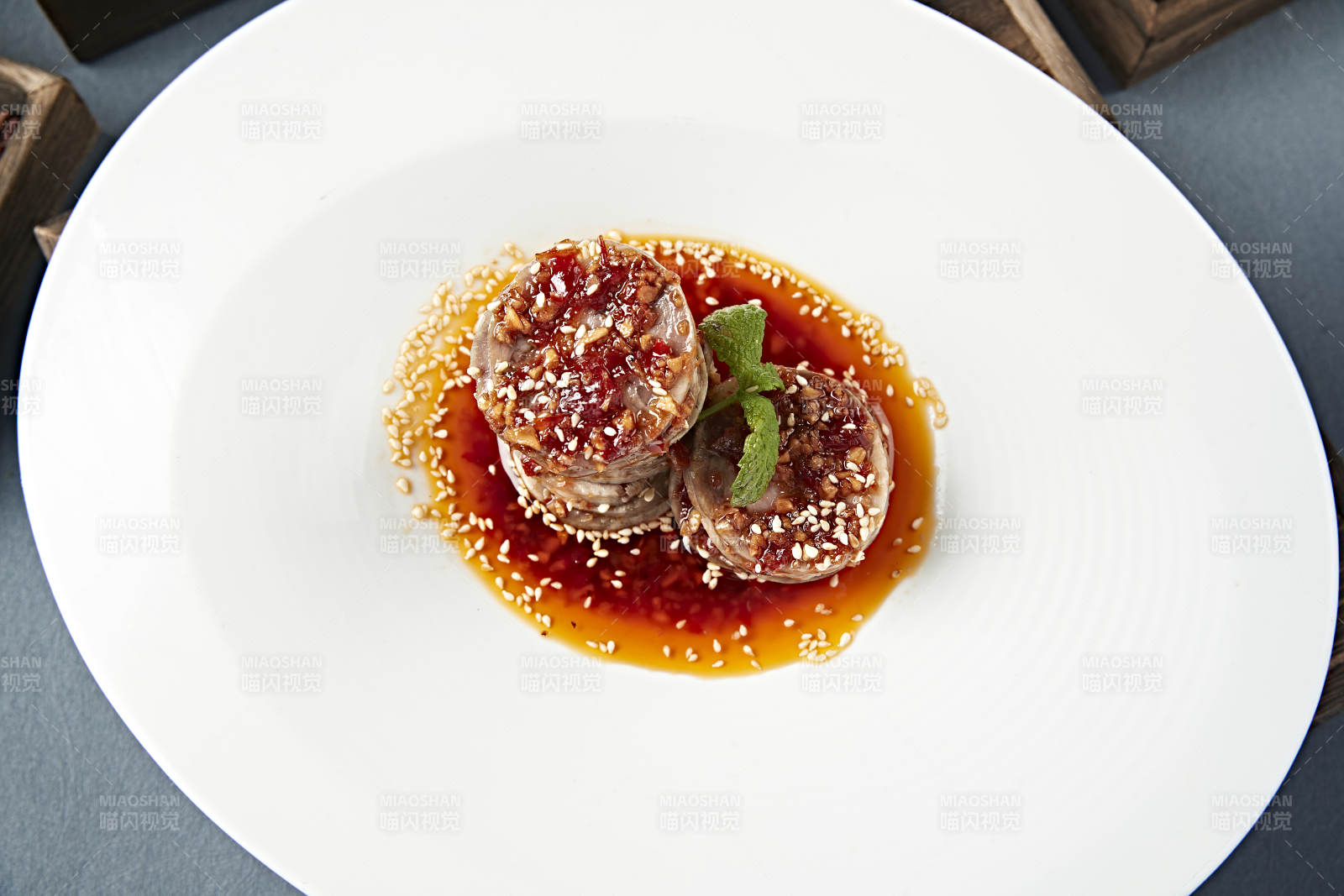 精美凉菜红油辣酱肘花切片-摄影图