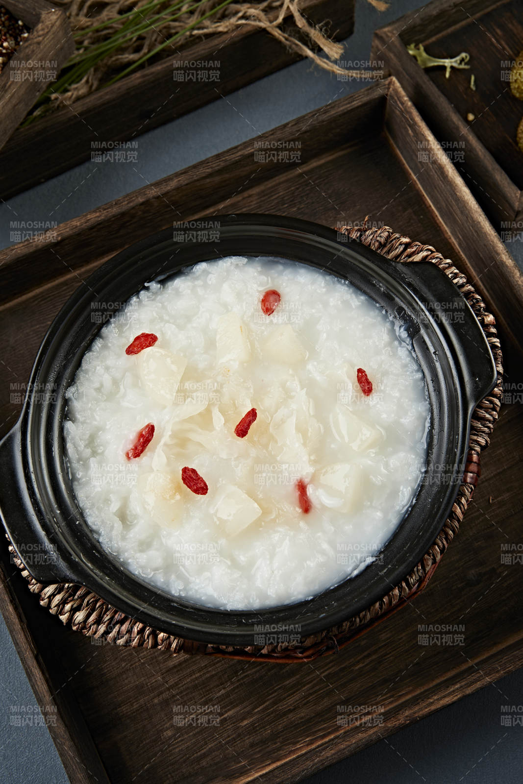 砂锅生滚银耳枸杞粥