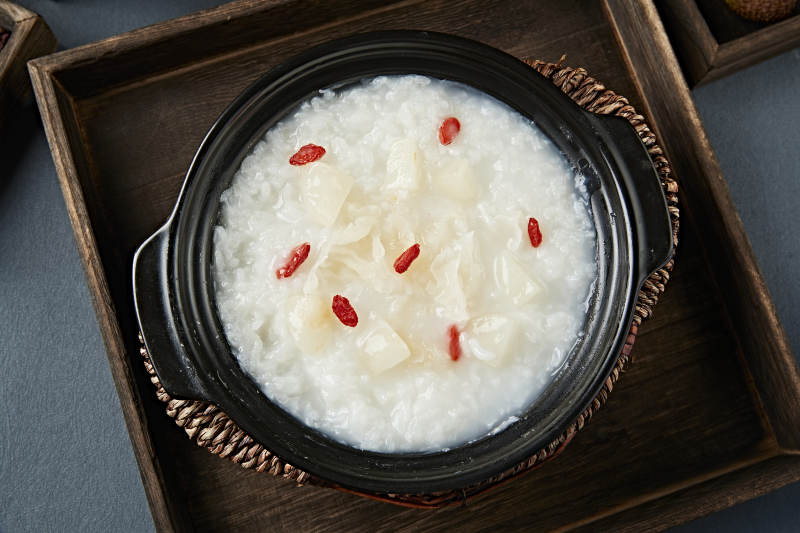 砂锅生滚银耳枸杞粥