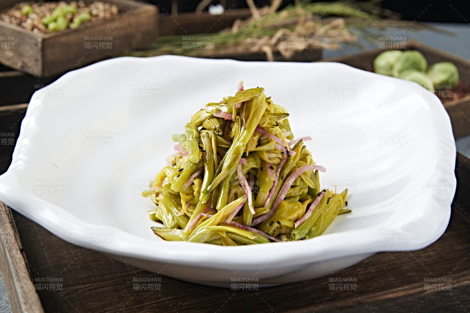 美味凉菜心里美萝卜丝拌鲜黄花菜