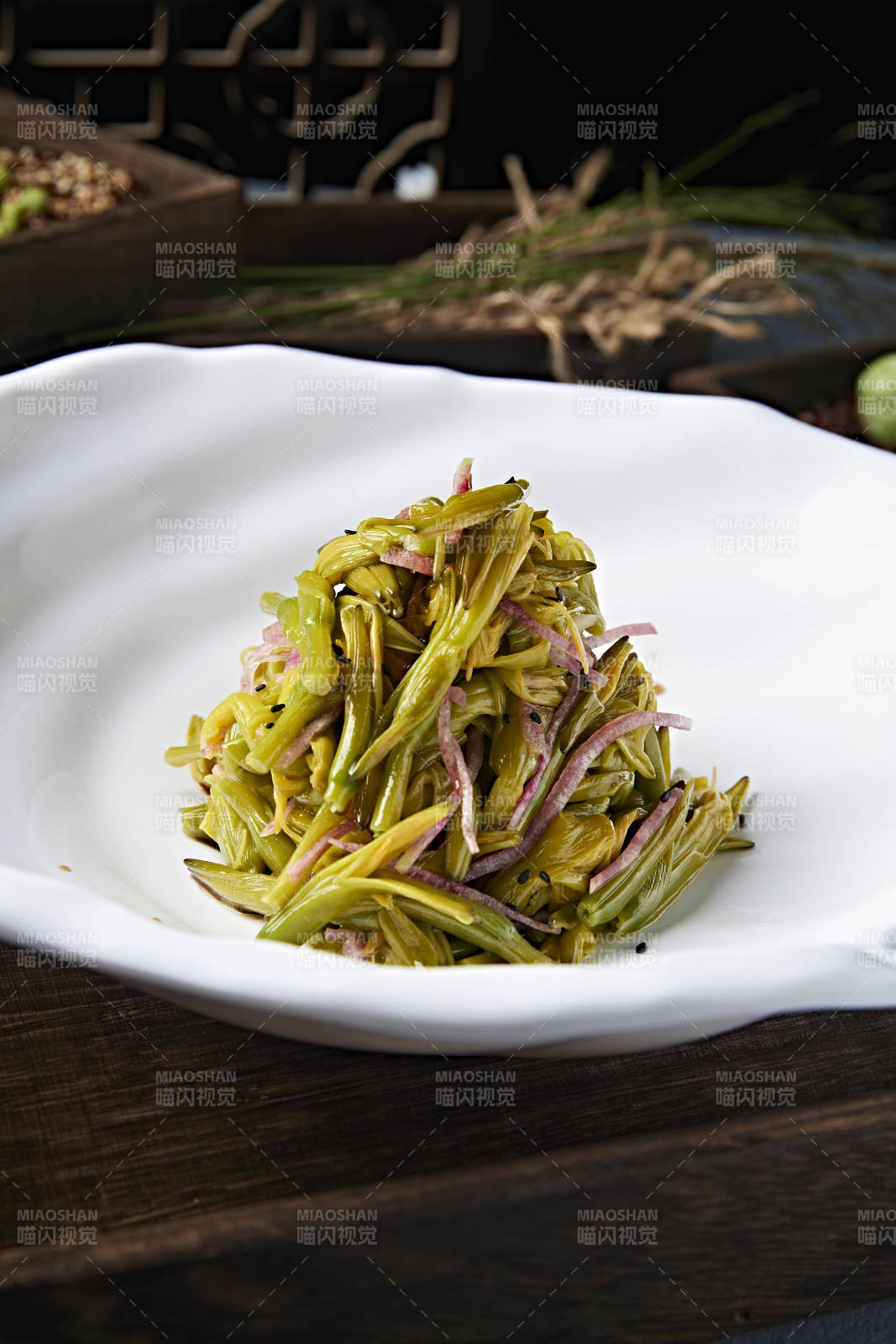 美味凉菜心里美萝卜丝拌鲜黄花菜
