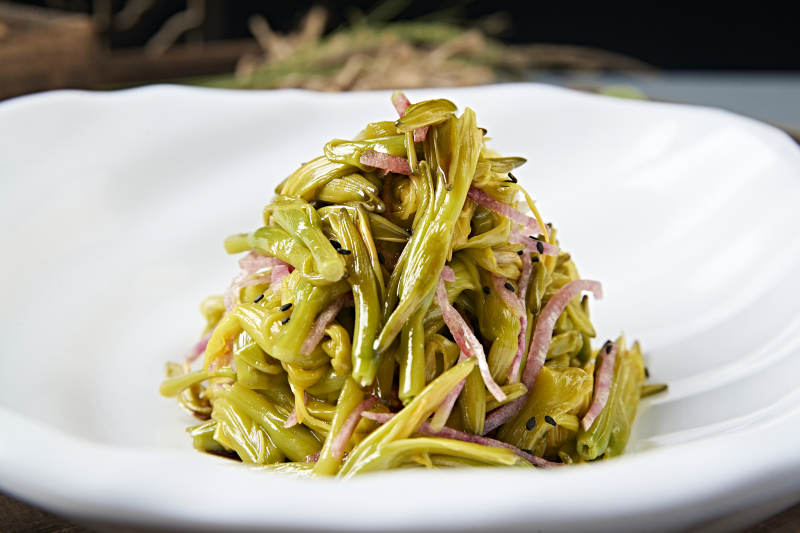 美味凉菜心里美萝卜丝拌鲜黄花菜