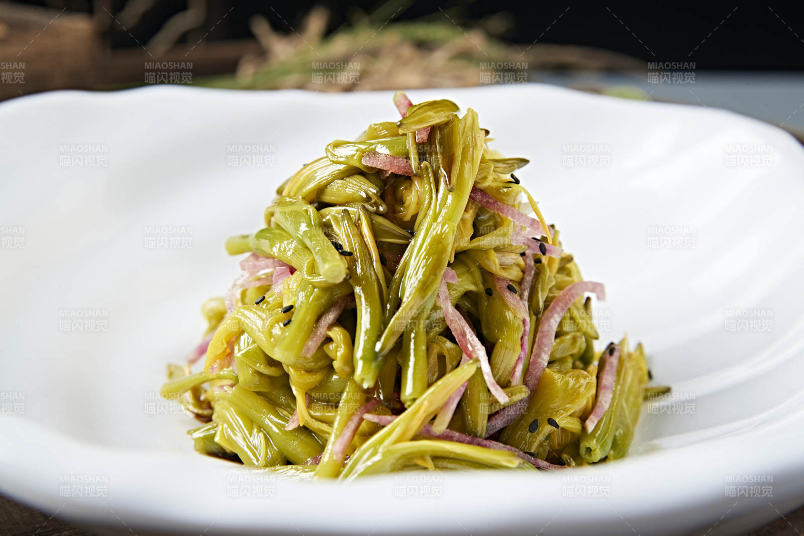 美味凉菜心里美萝卜丝拌鲜黄花菜