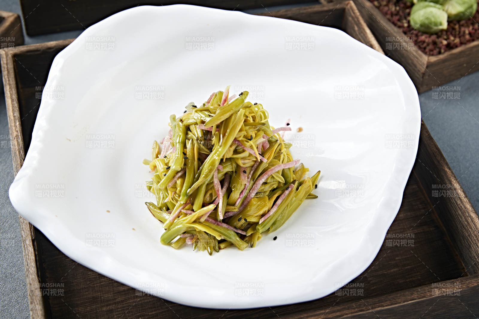 美味凉菜心里美萝卜丝拌鲜黄花菜