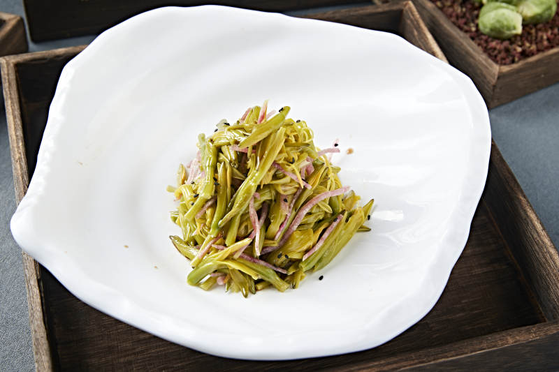 美味凉菜心里美萝卜丝拌鲜黄花菜