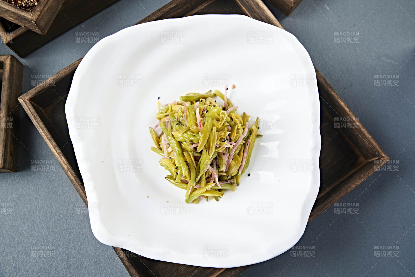 美味凉菜心里美萝卜丝拌鲜黄花菜