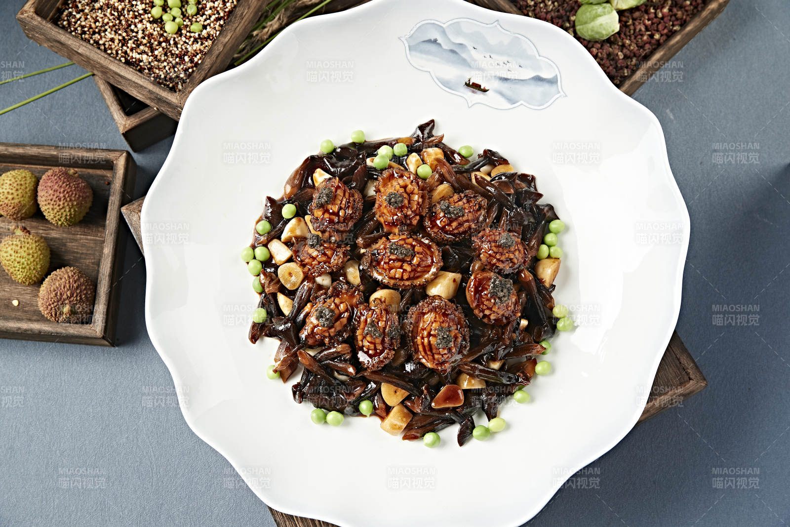 酱烧蒜子鸡枞菌鲜鲍鱼-摄影图