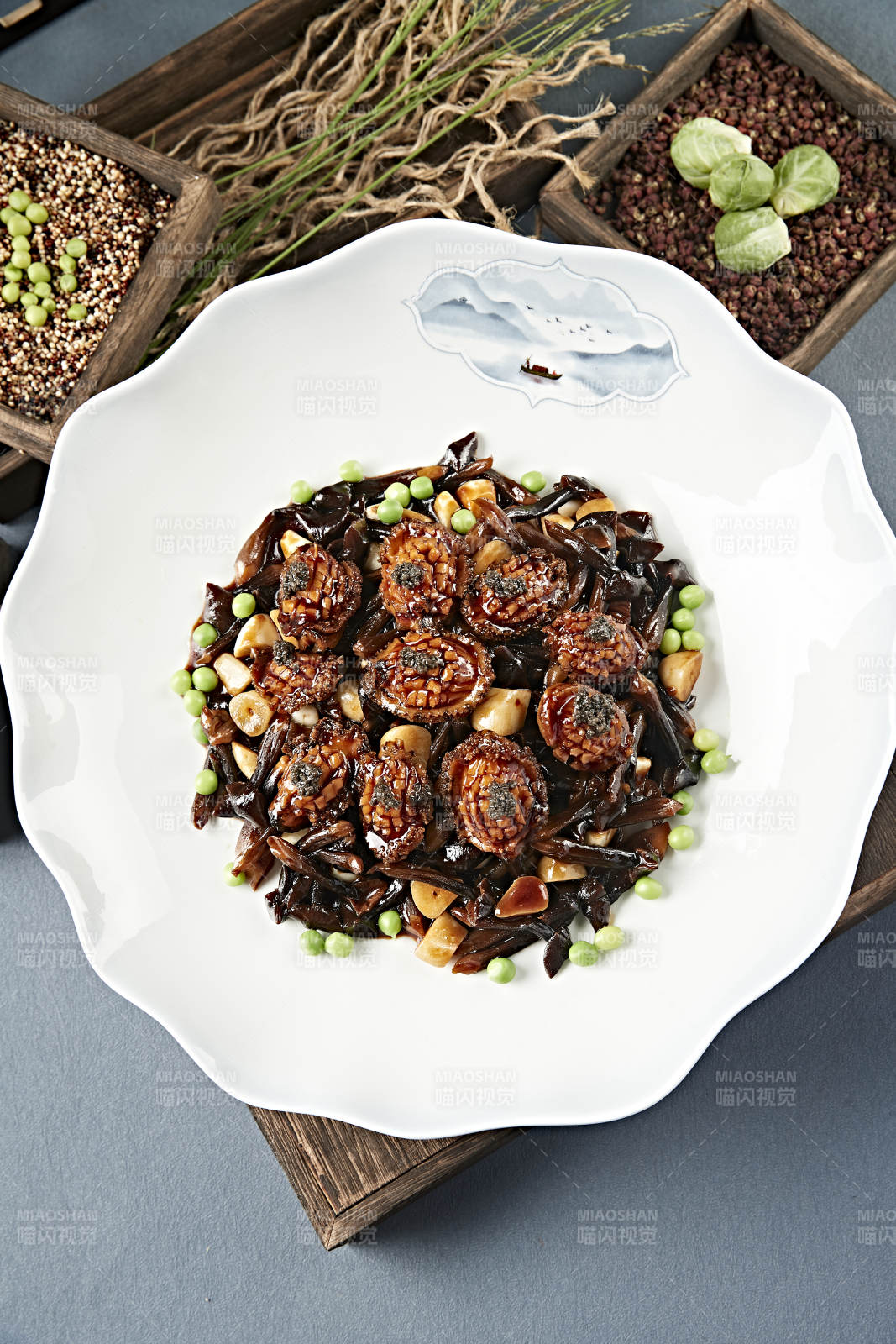 酱烧蒜子鸡枞菌鲜鲍鱼-摄影图