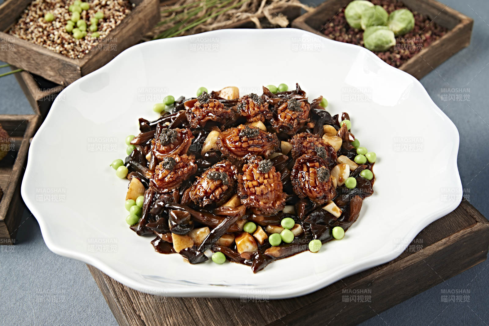 酱烧蒜子鸡枞菌鲜鲍鱼-摄影图