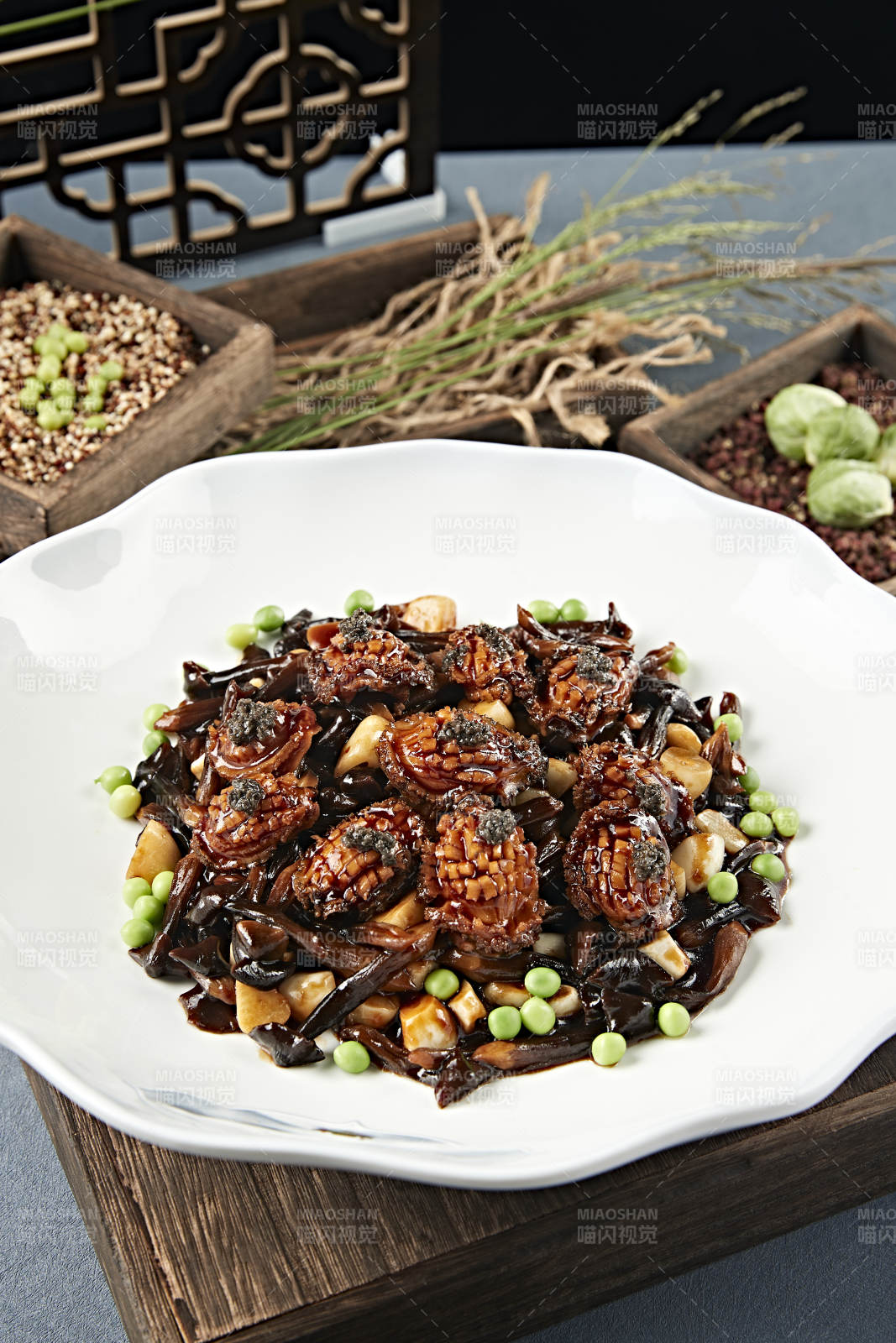 酱烧蒜子鸡枞菌鲜鲍鱼-摄影图