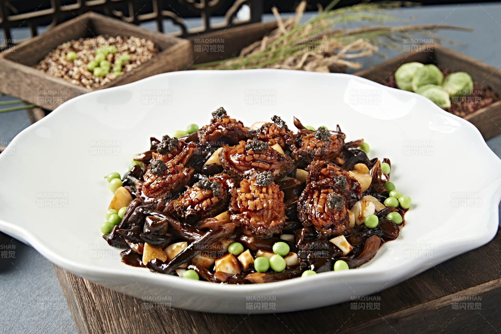 酱烧蒜子鸡枞菌鲜鲍鱼-摄影图