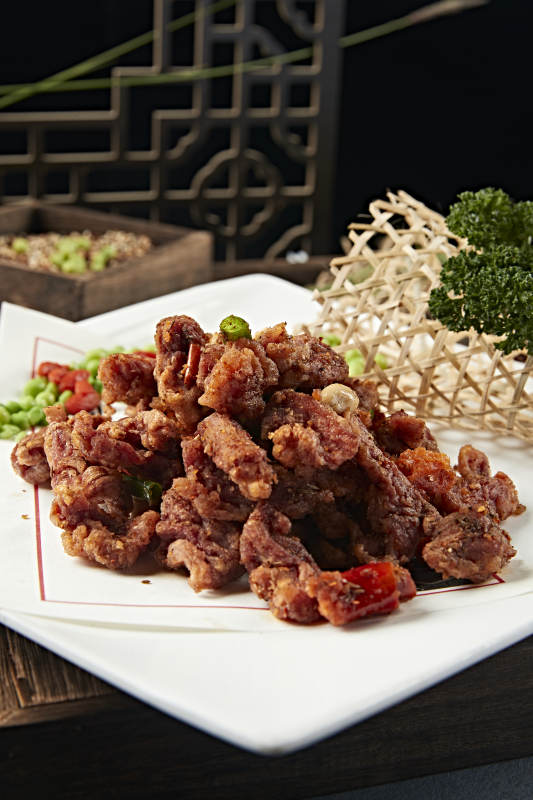 自然辣椒花生米干炸羊肉粒