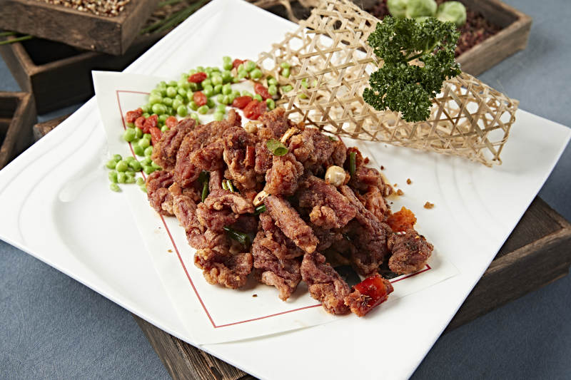 自然辣椒花生米干炸羊肉粒