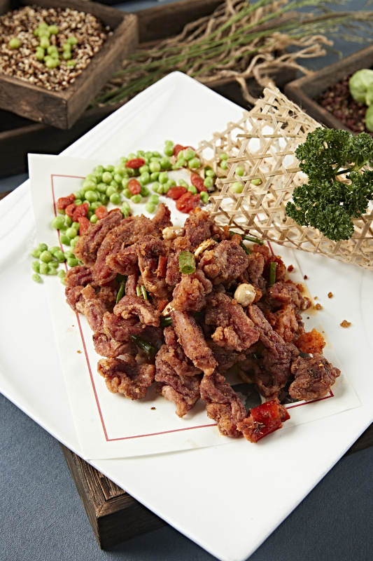 自然辣椒花生米干炸羊肉粒