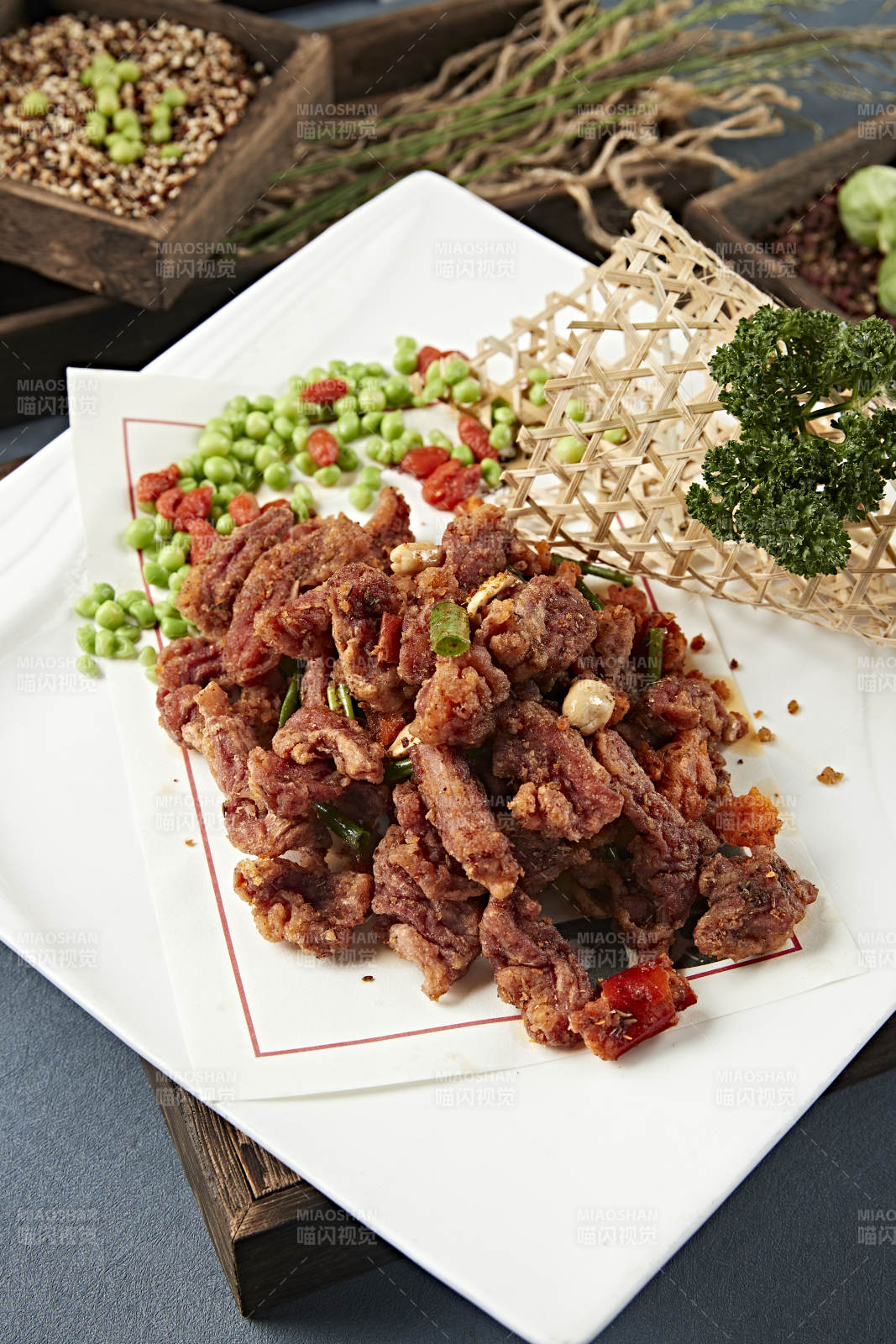 自然辣椒花生米干炸羊肉粒