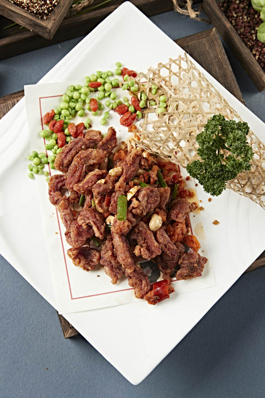 自然辣椒花生米干炸羊肉粒