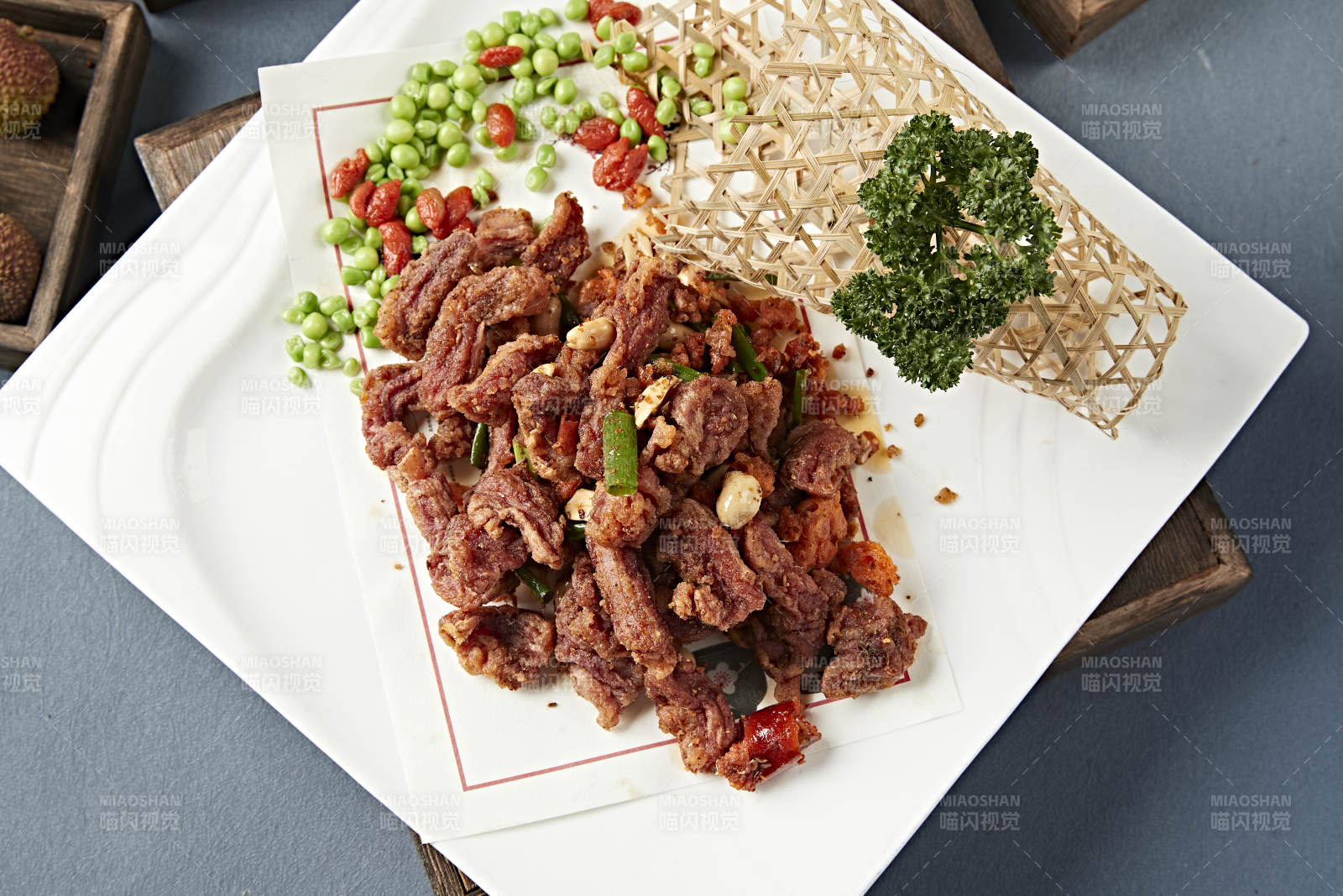 自然辣椒花生米干炸羊肉粒