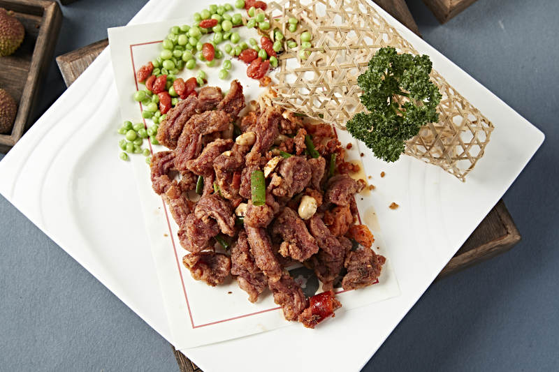 自然辣椒花生米干炸羊肉粒