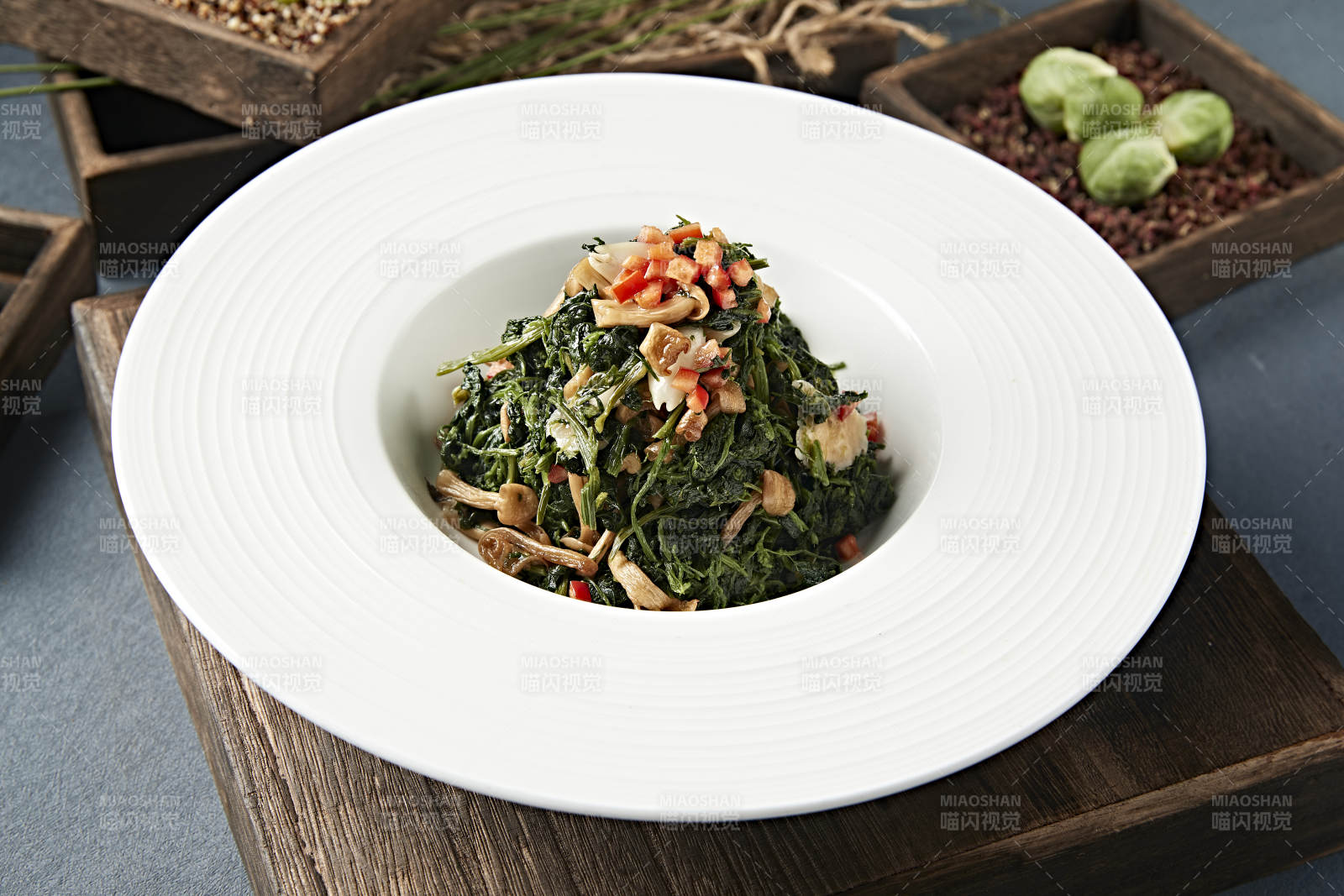 美味凉菜彩椒粒杏仁山珍菌拌蒲公英