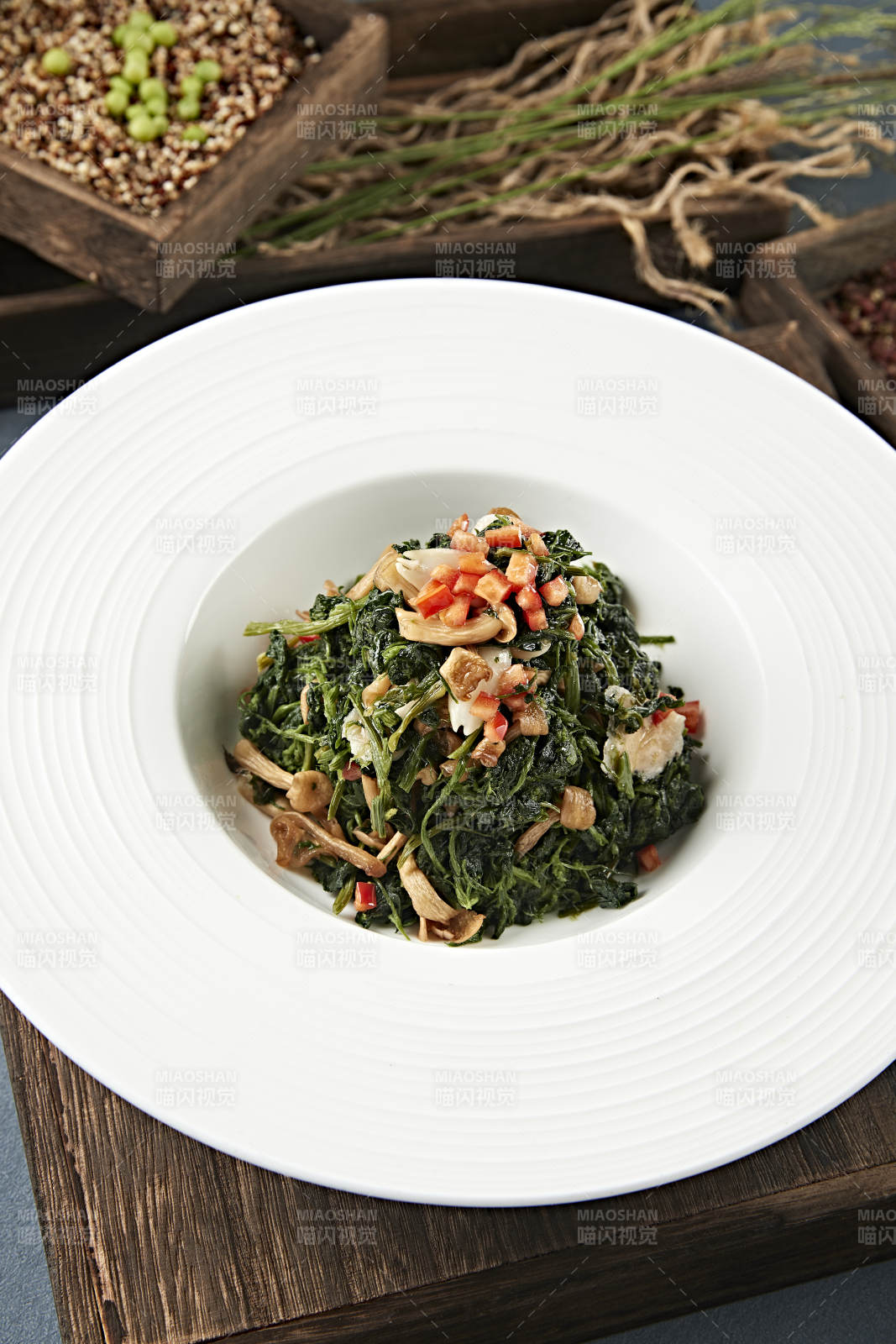 美味凉菜彩椒粒杏仁山珍菌拌蒲公英