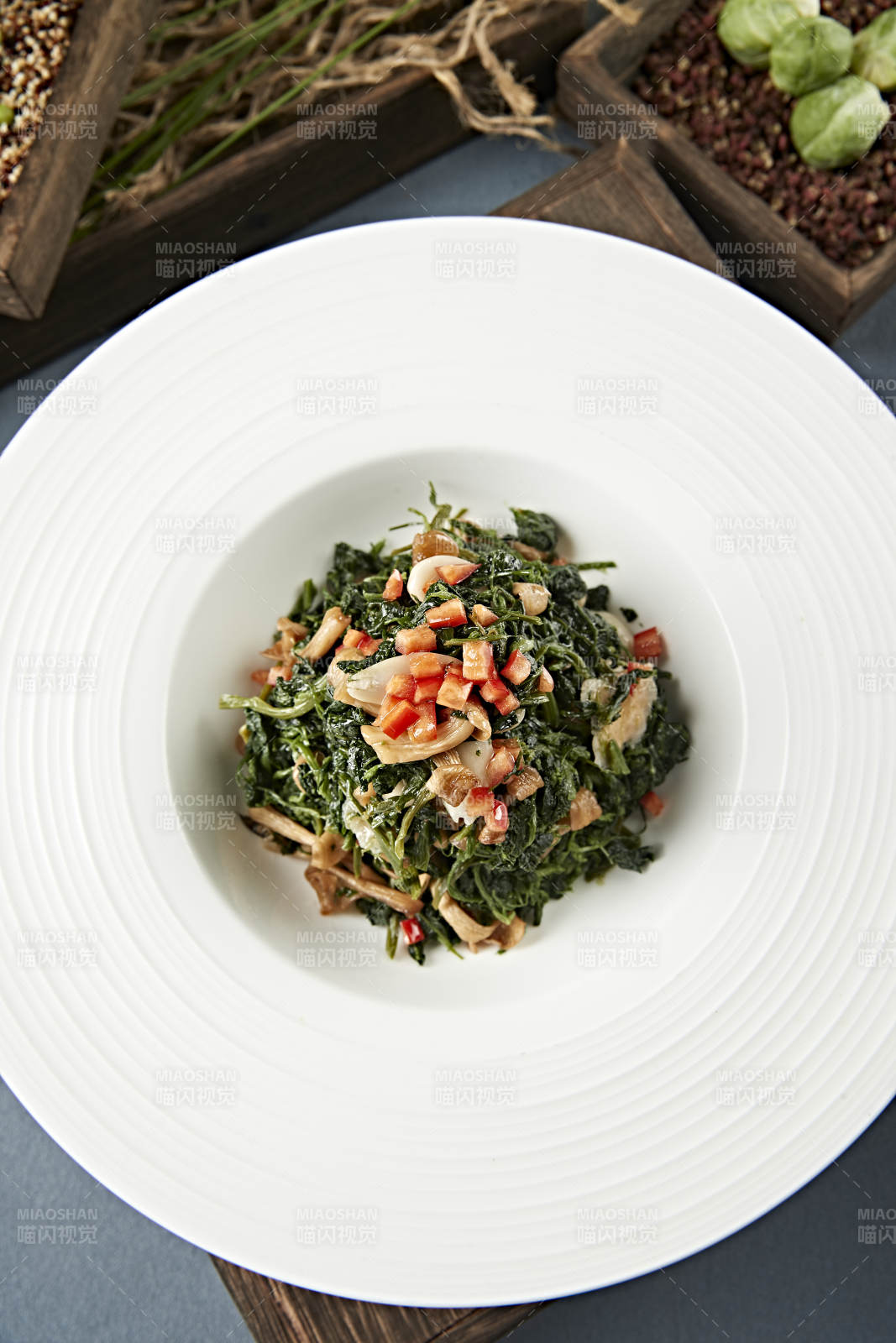 美味凉菜彩椒粒杏仁山珍菌拌蒲公英