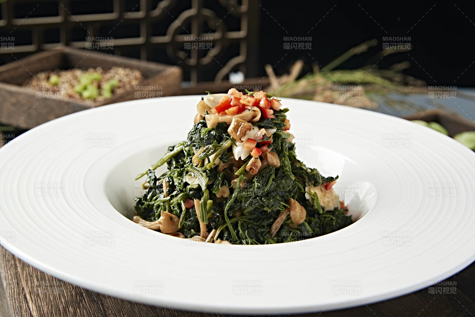 美味凉菜彩椒粒杏仁山珍菌拌蒲公英