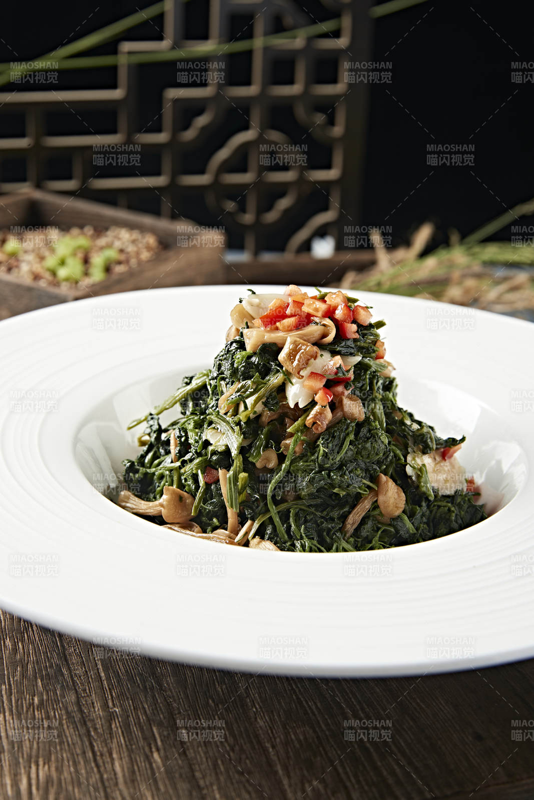 美味凉菜彩椒粒杏仁山珍菌拌蒲公英