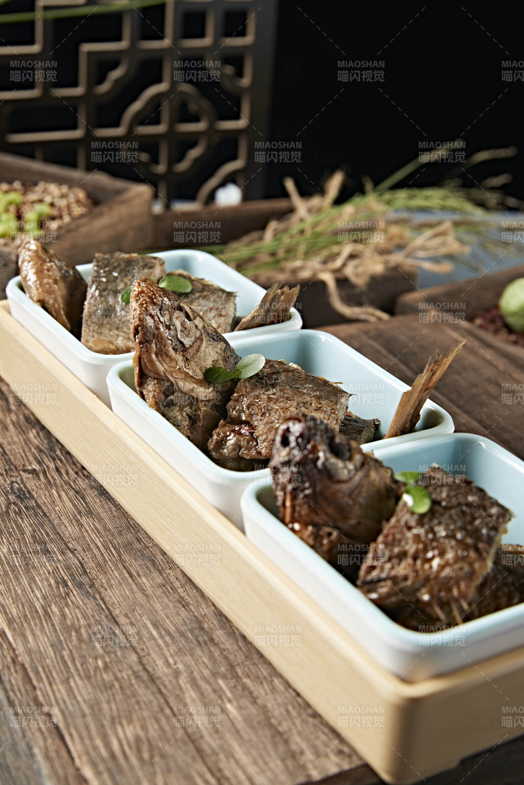 精美凉菜香酥野生高背鲫鱼