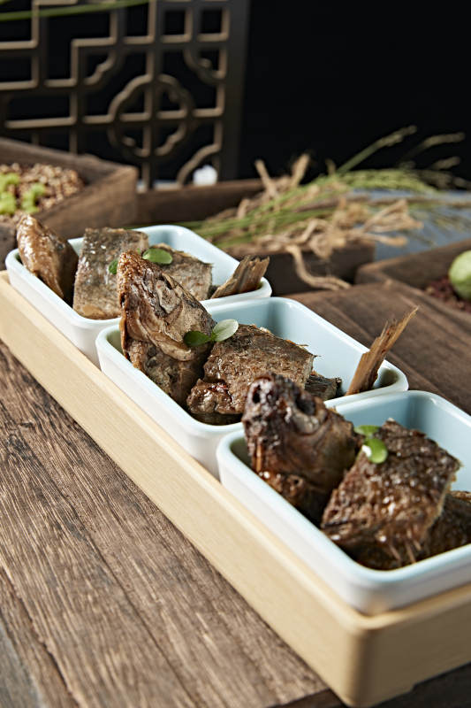 精美凉菜香酥野生高背鲫鱼