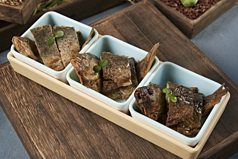 精美凉菜香酥野生高背鲫鱼