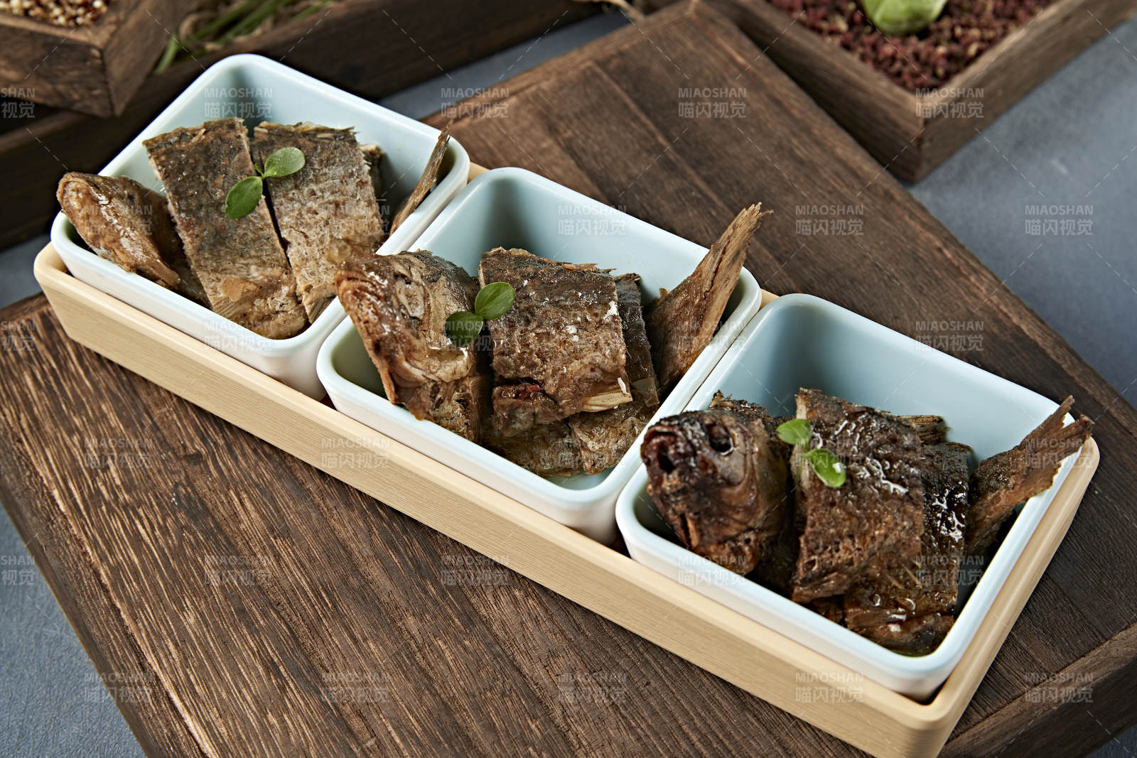 精美凉菜香酥野生高背鲫鱼