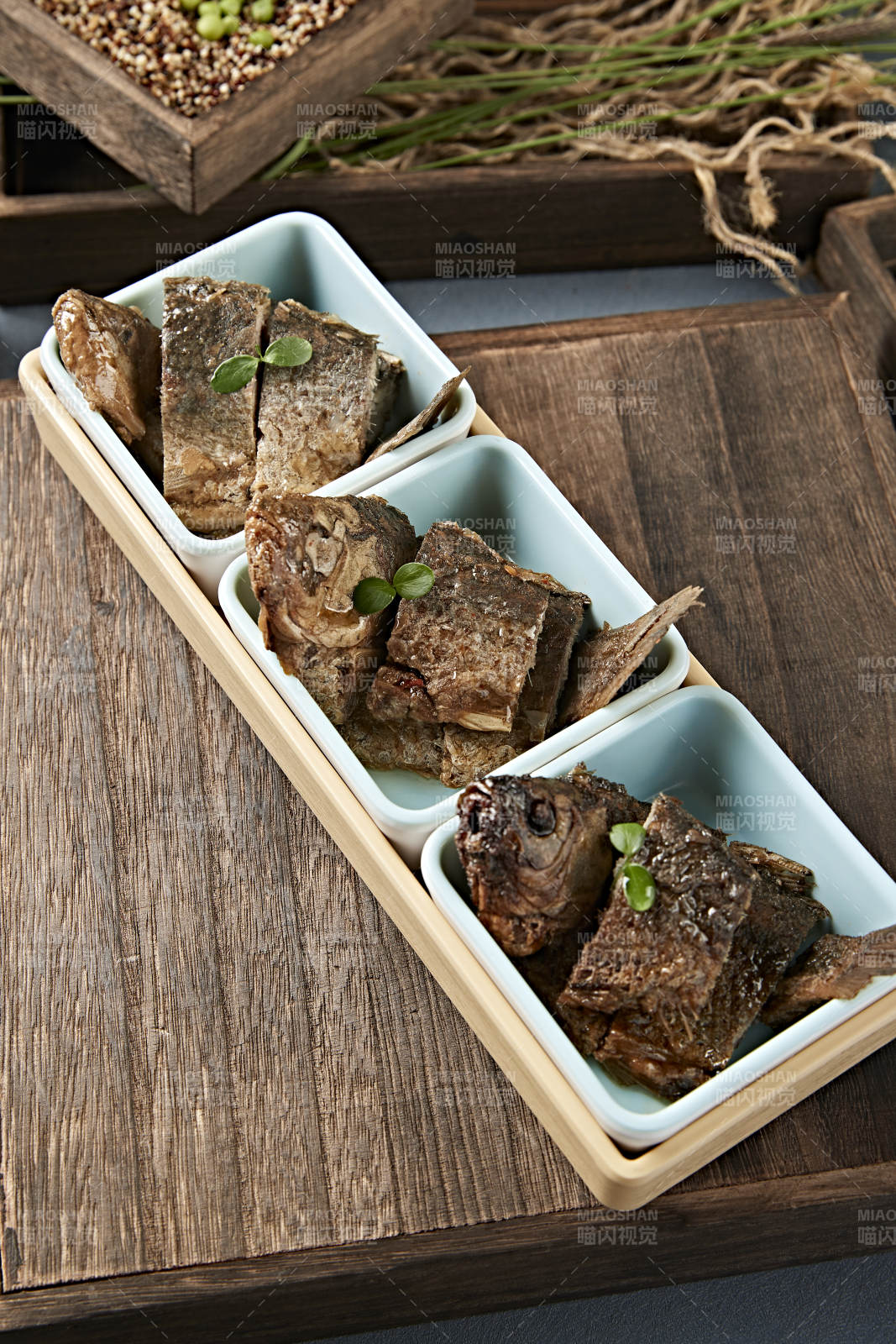 精美凉菜香酥野生高背鲫鱼