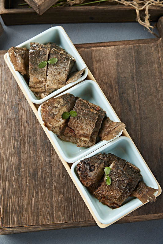 精美凉菜香酥野生高背鲫鱼
