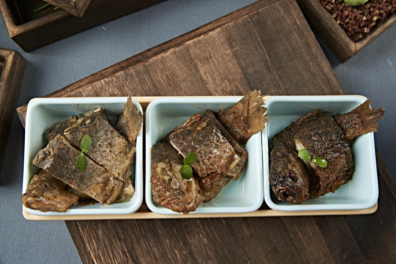 精美凉菜香酥野生高背鲫鱼